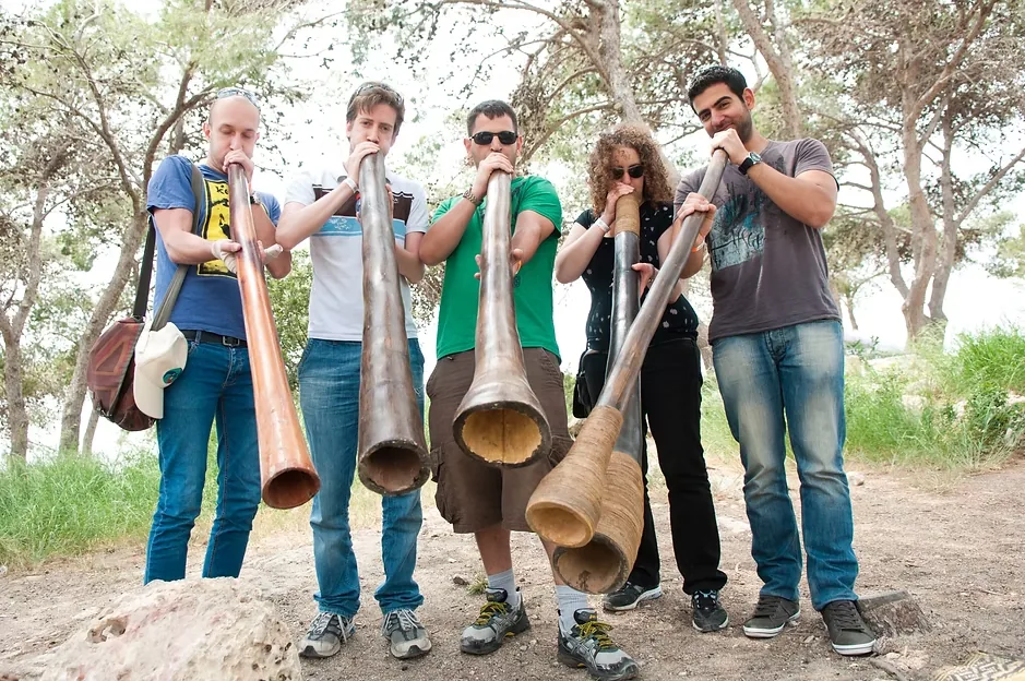 קבוצה מנגנת בדיג'רידו בסדנת נשימה ונגינה