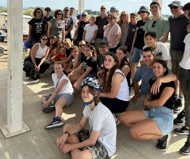 קבוצה גדולה במתחם